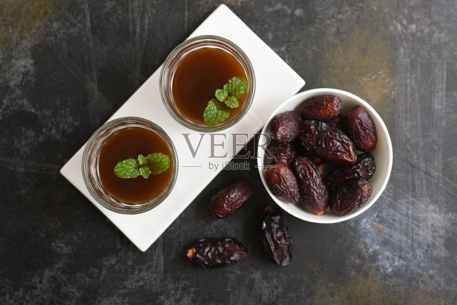 阿拉伯咖啡Qahwa与新鲜Medjool枣，Kahwah和干枣照片摄影图片