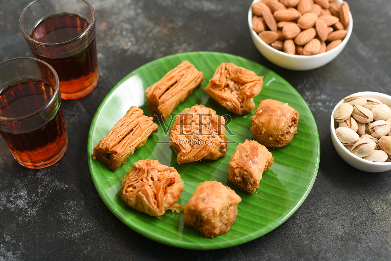 阿拉伯甜点果仁蜜饼照片摄影图片