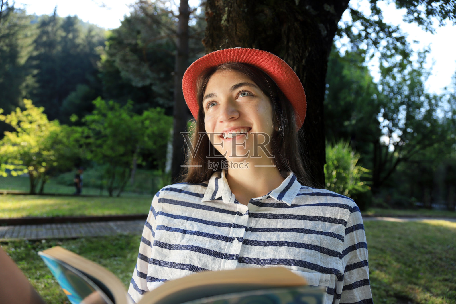 女孩在看书照片摄影图片