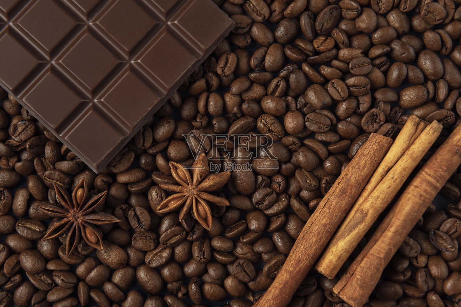 巧克力棒与八角和肉桂咖啡颗粒背景照片摄影图片