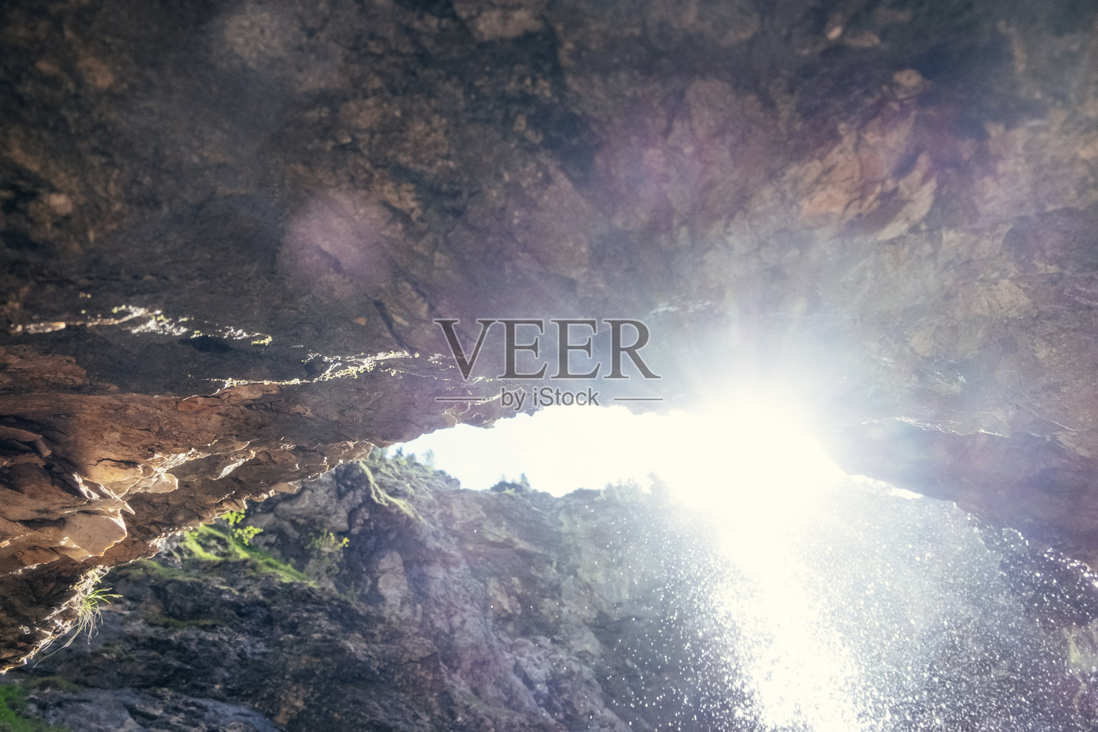 在荒芜的峡谷中徒步旅行照片摄影图片