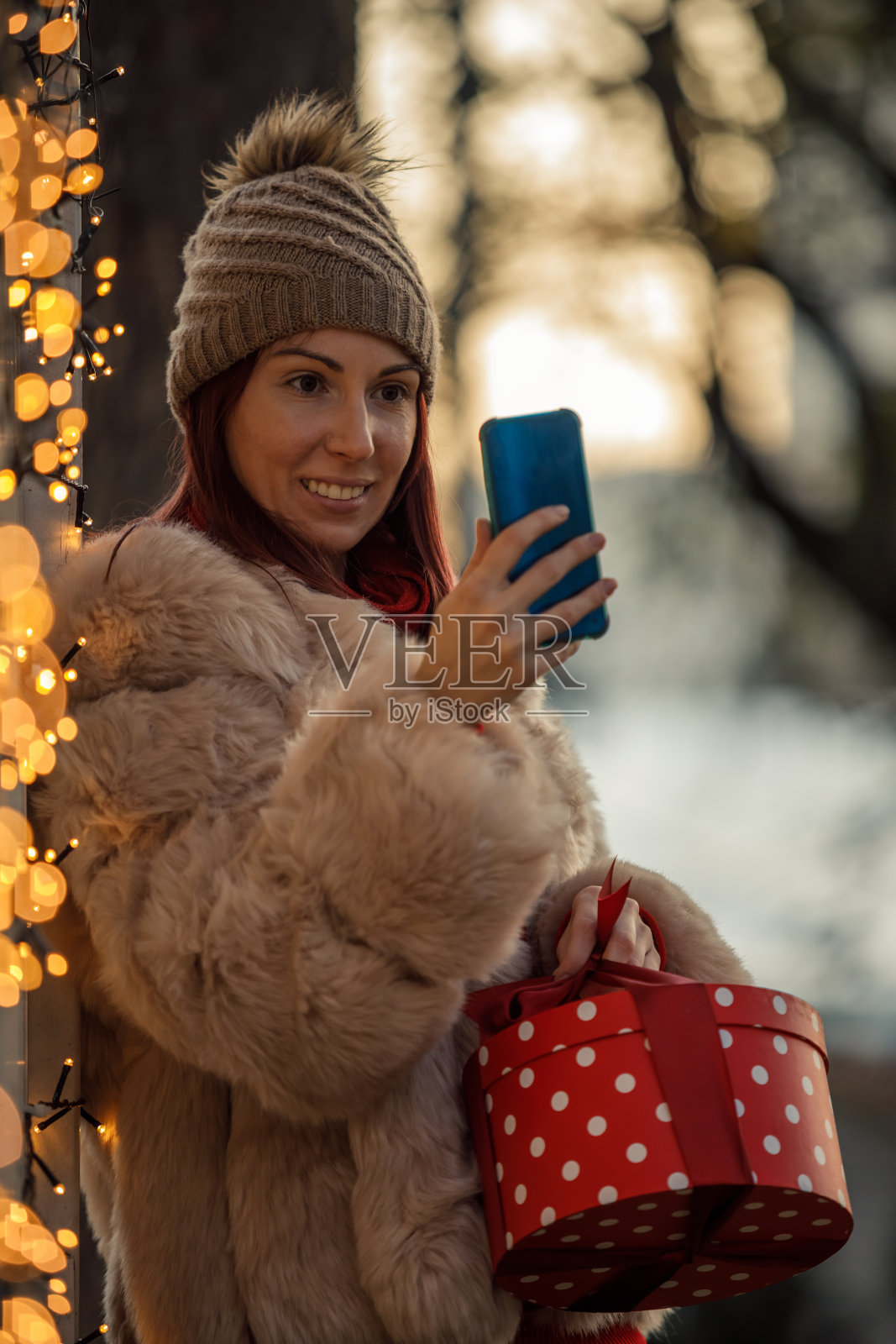 在用圣诞礼物给朋友一个惊喜之前，先打个视频电话照片摄影图片