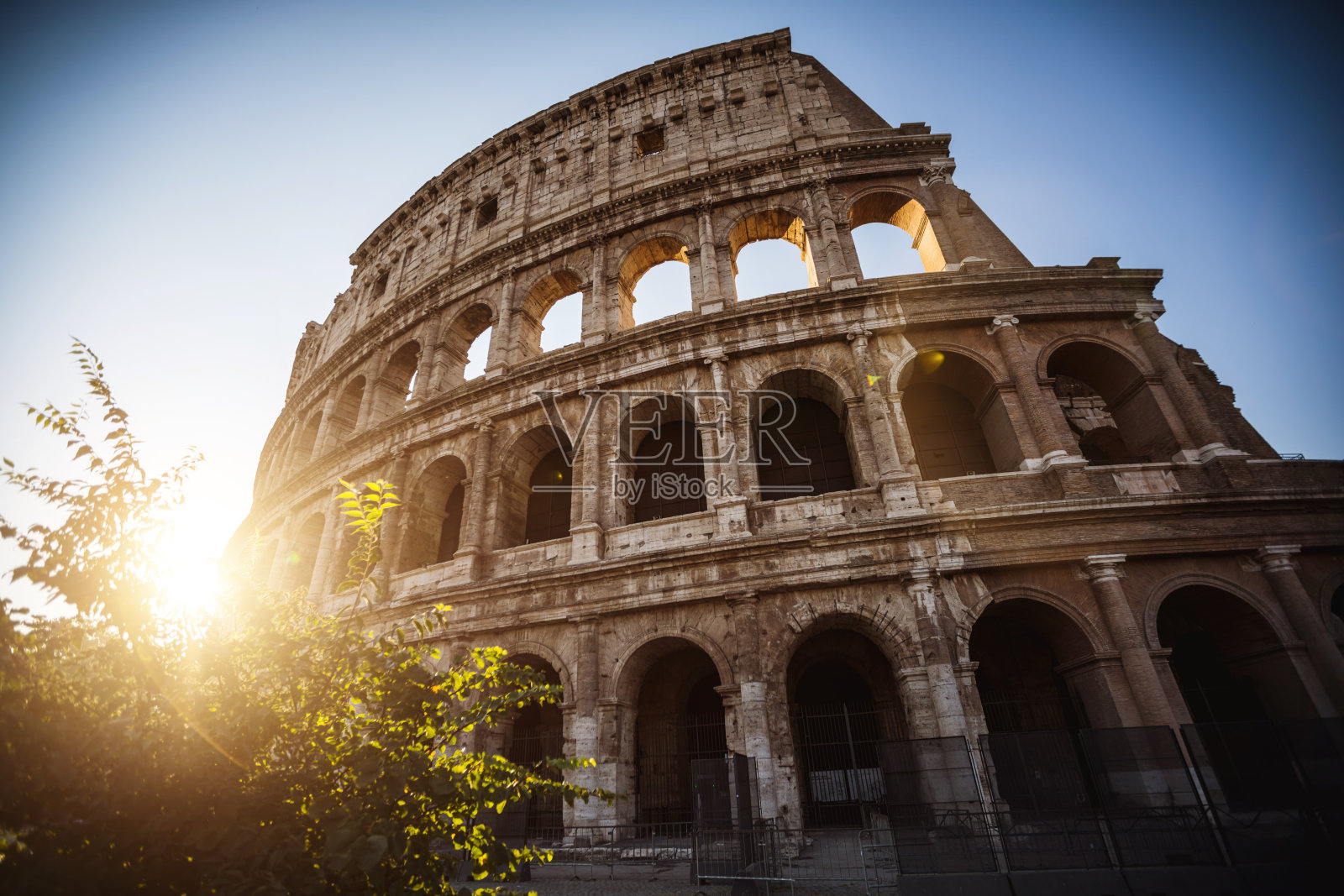 在夏天温暖的黎明，罗马竞技场的图标:度假在意大利照片摄影图片