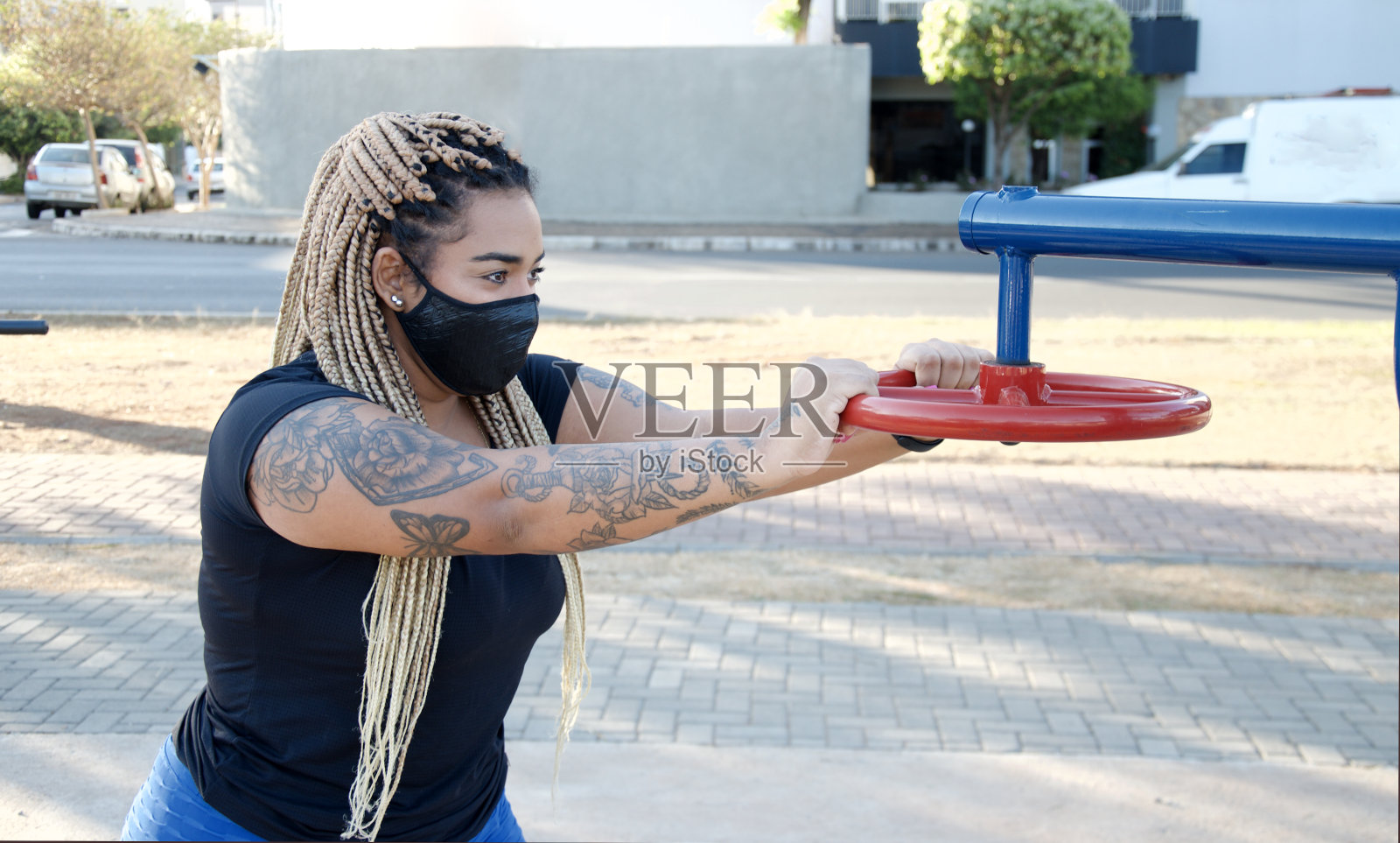 妇女运动在户外照片摄影图片