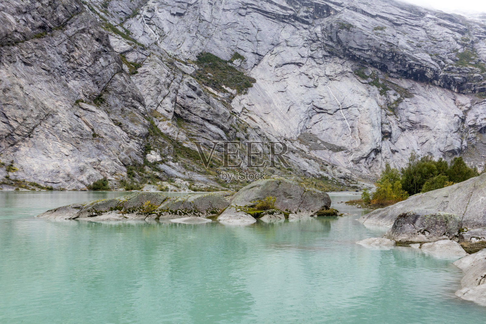 挪威山脉景观，岩石湖附近冰川照片摄影图片