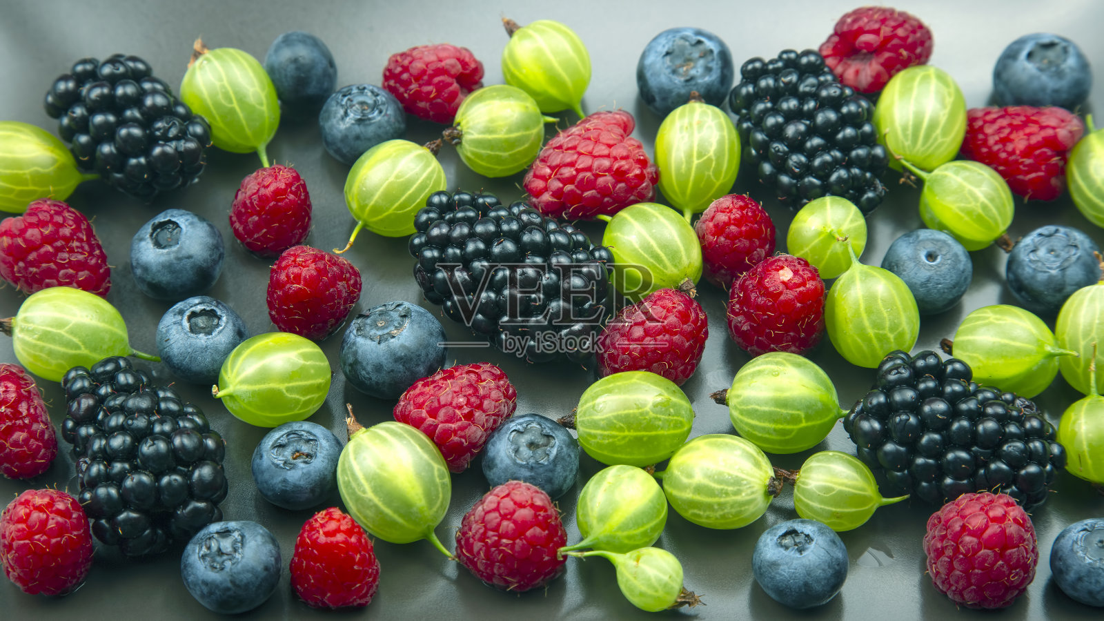有很多新鲜的浆果。有益维生素健康的水果食品。健康的蔬菜早餐照片摄影图片