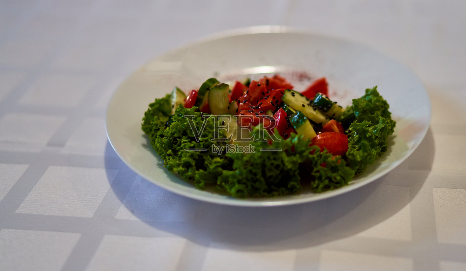 新鲜蔬菜沙拉在一个盘子里照片摄影图片