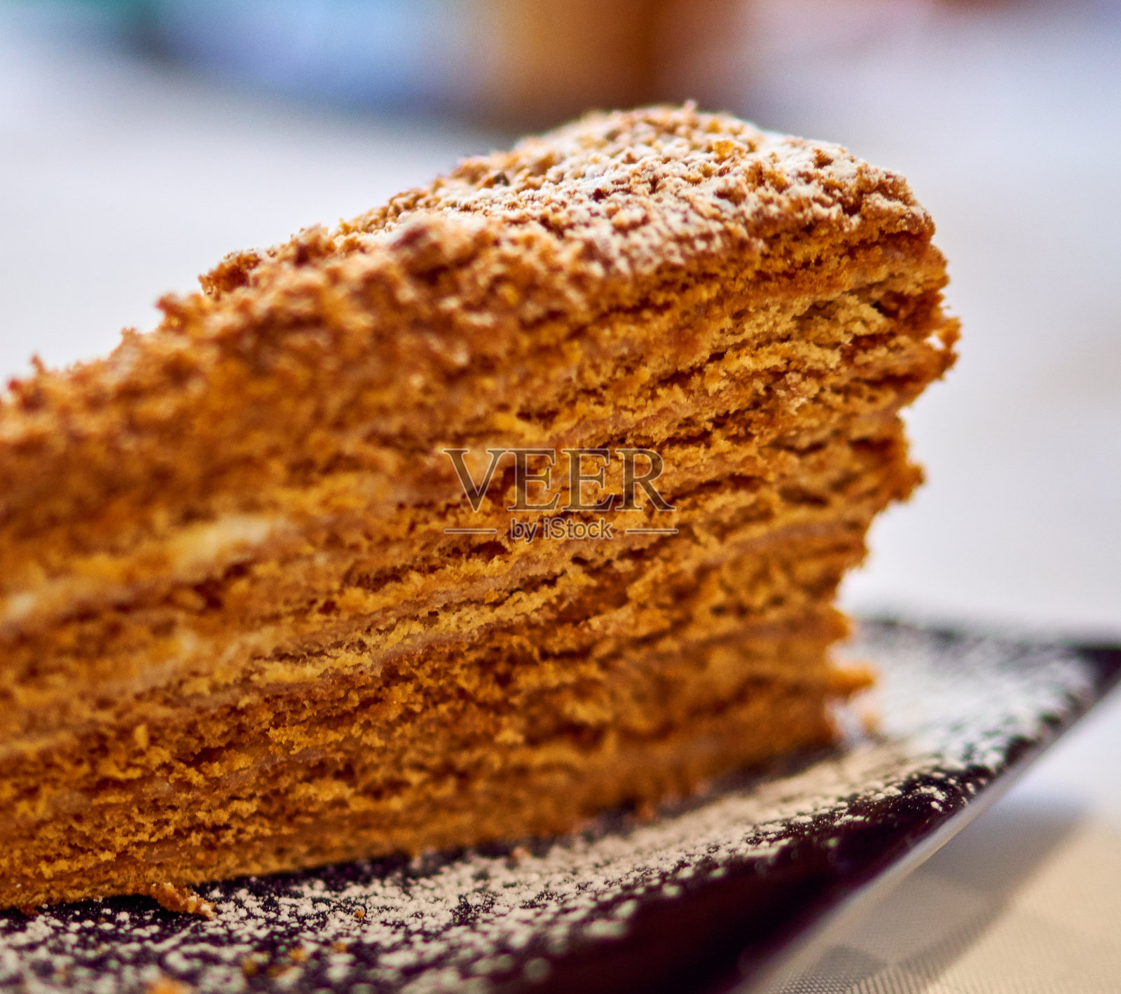 蜂蜜蛋糕在盘子里照片摄影图片