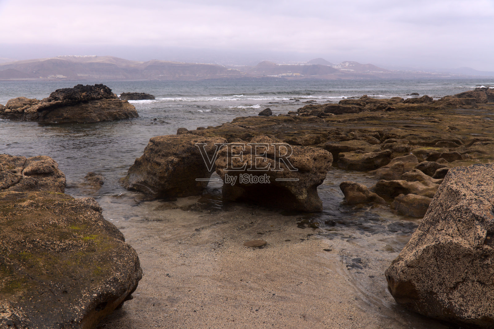 大加那利岛，拉斯帕尔马斯边缘的El Confital海滩上的岩石纹理照片摄影图片