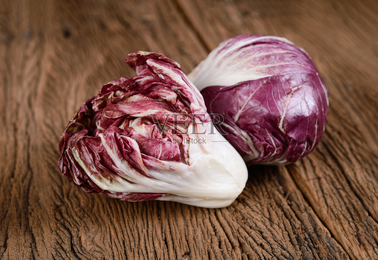 木质背景上的生鲜菊苣照片摄影图片