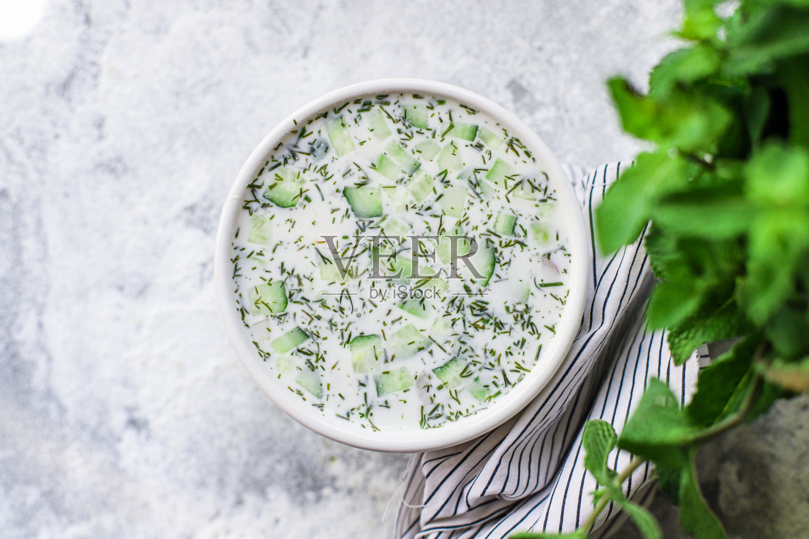 冷汤蔬菜青菜奥克罗什卡第二道菜吃食物背景俯视图复制空间文字生生生生的生酮类或旧石器饮食照片摄影图片