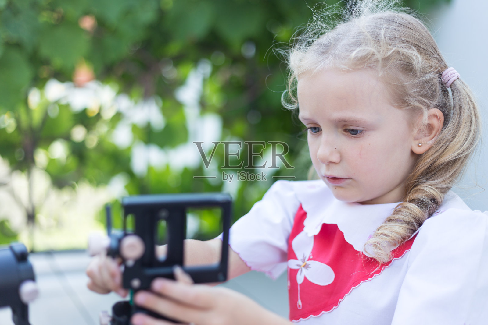 一个小女孩在玩玩具的肖像。照片摄影图片
