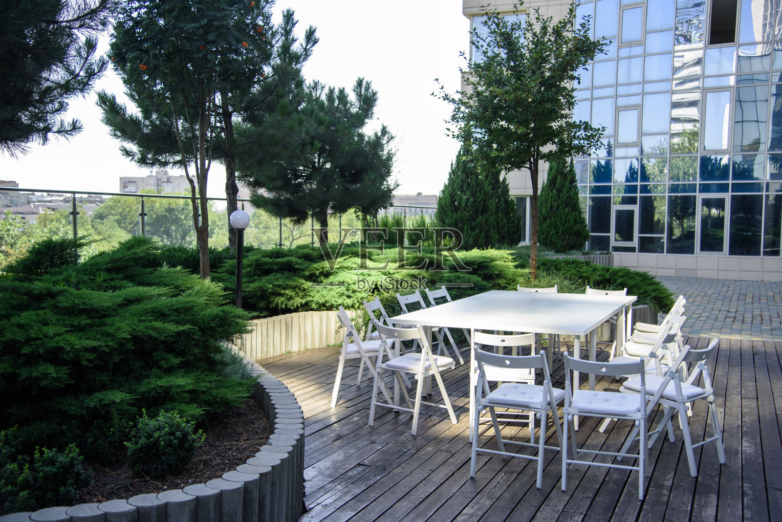 公园里的白色桌子和椅子照片摄影图片