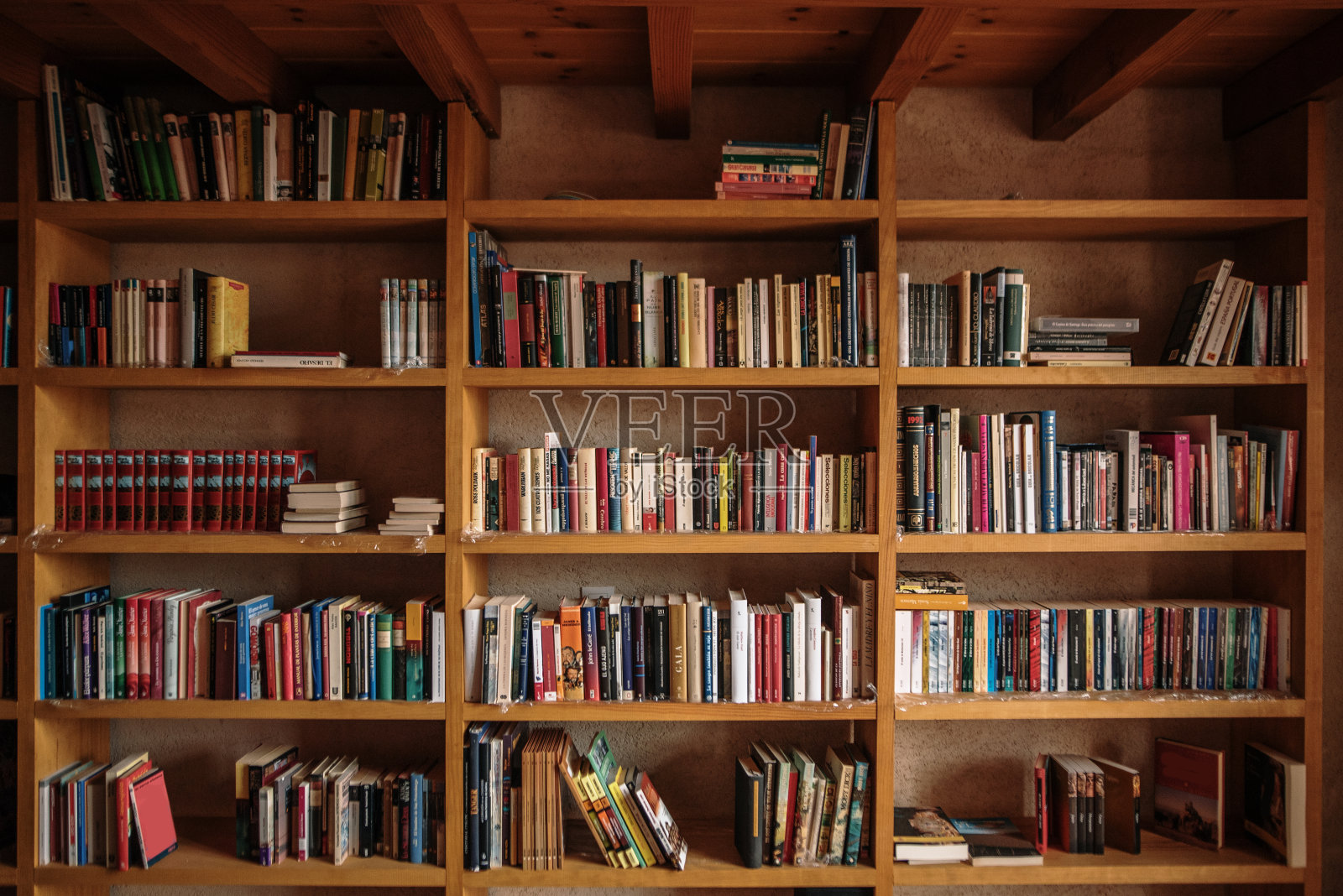 装满书的木制书架照片摄影图片