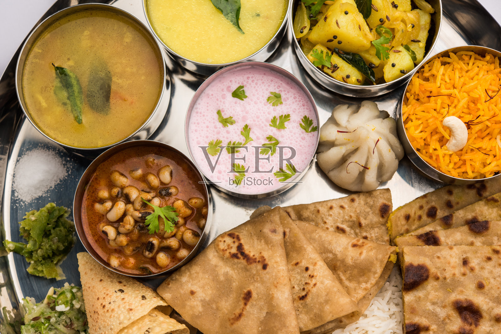 来自印度马哈拉施特拉邦的素食大饼或拼盘照片摄影图片