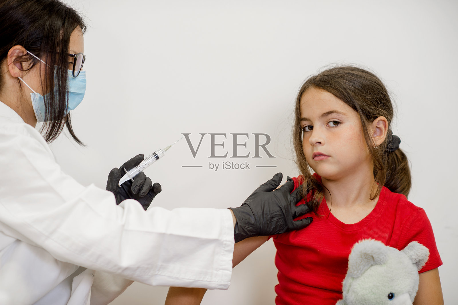 儿科医生给可爱的女孩接种疫苗照片摄影图片