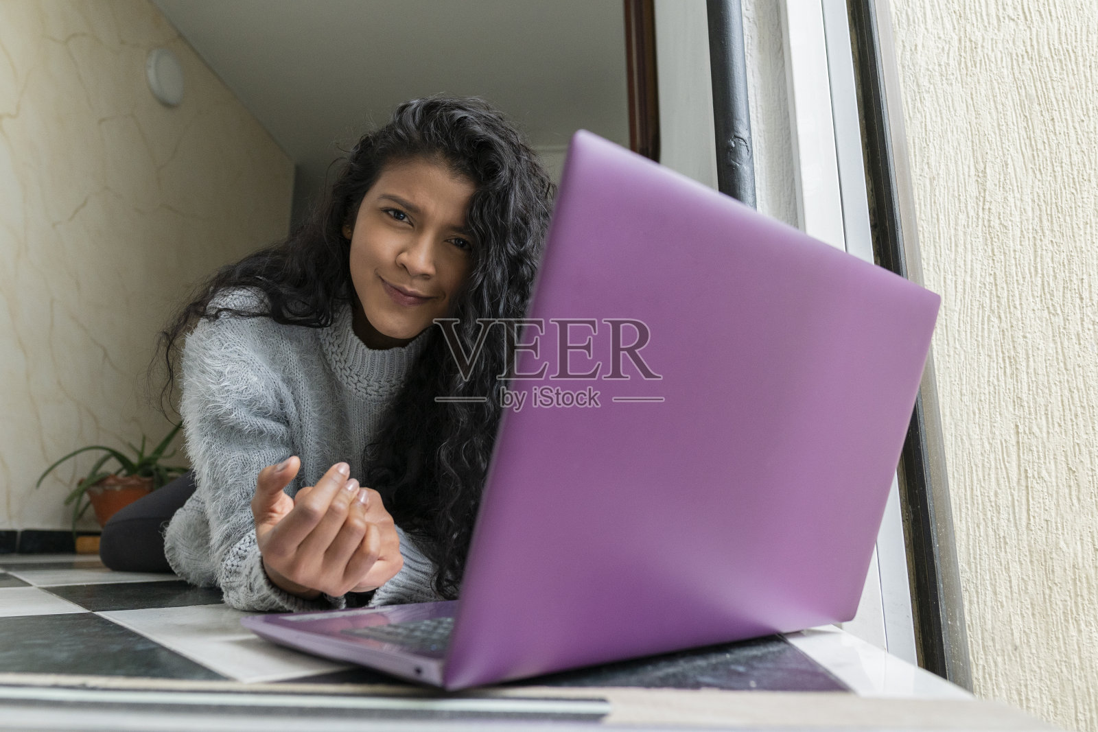 一名妇女在家中进行新冠肺炎隔离视频通话照片摄影图片