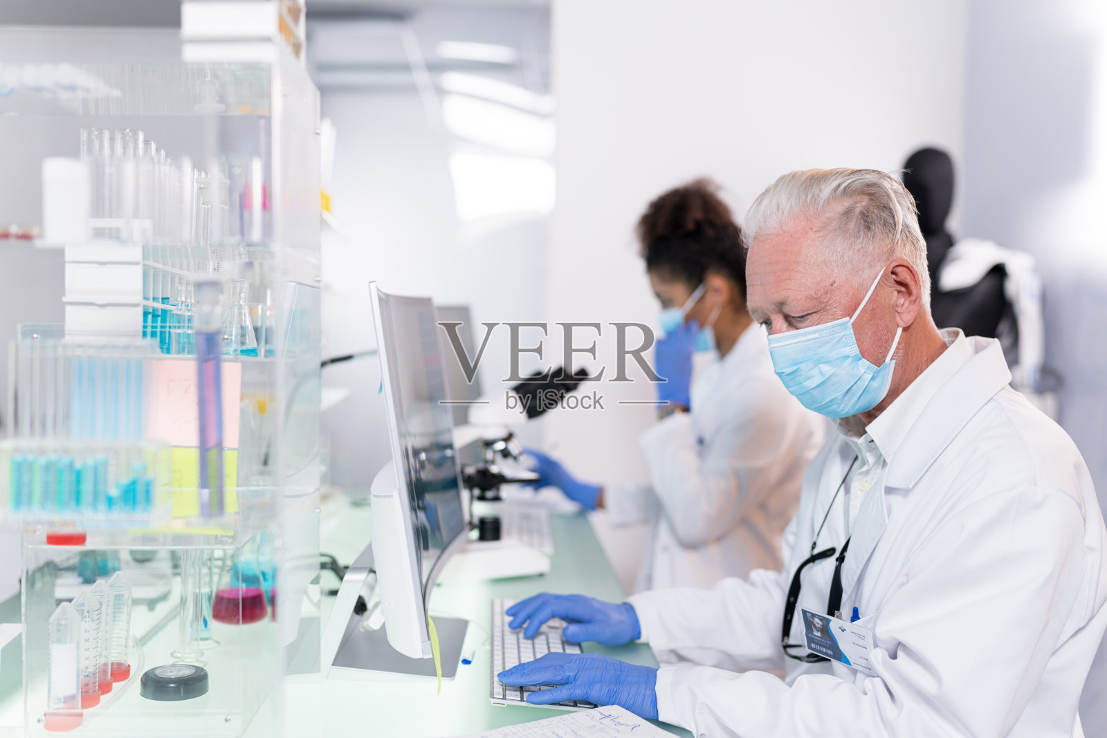 多民族实验室团队工作。从事外骨骼项目的高级医生照片摄影图片