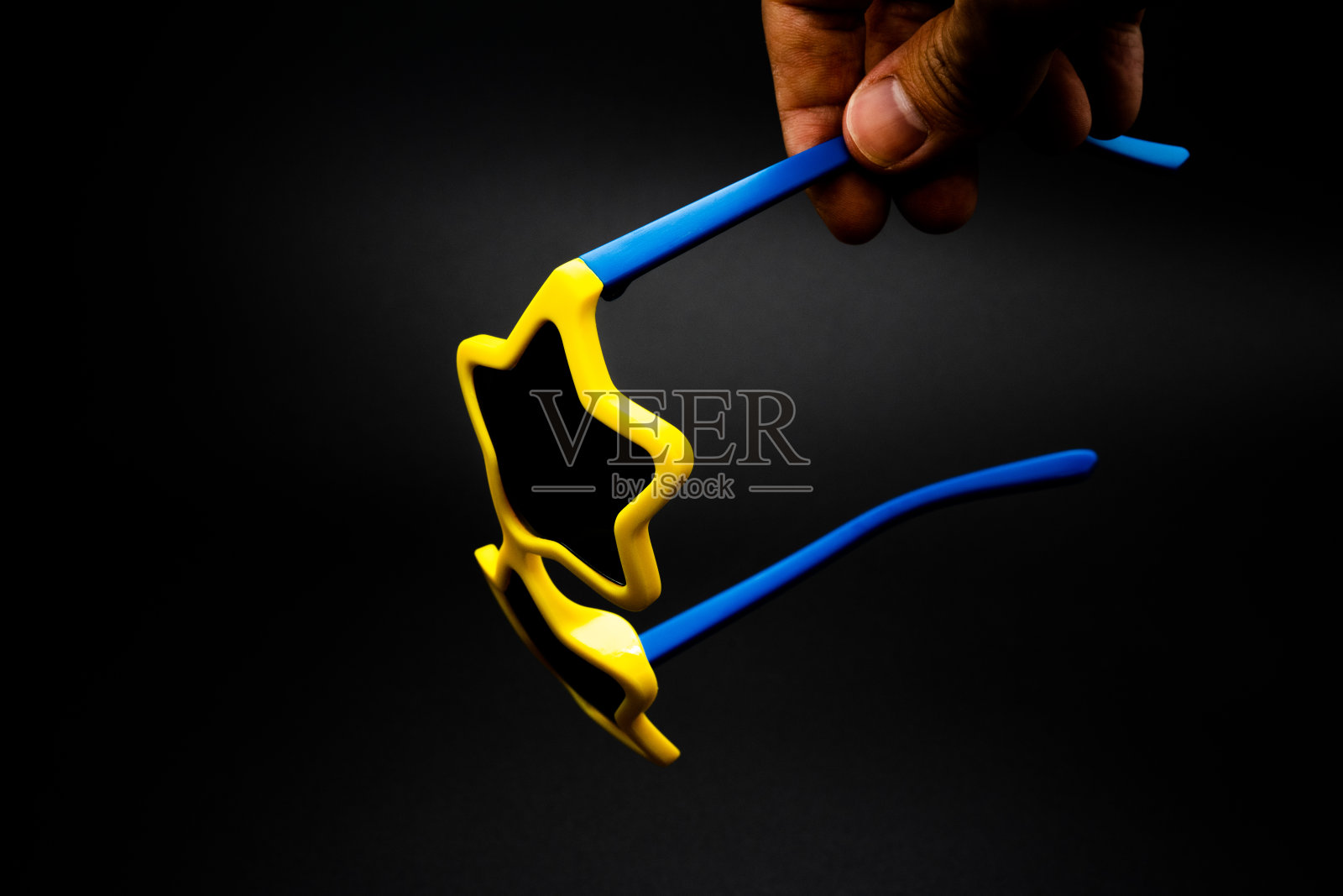 派对墨镜上的黑色背景，伪装照片摄影图片