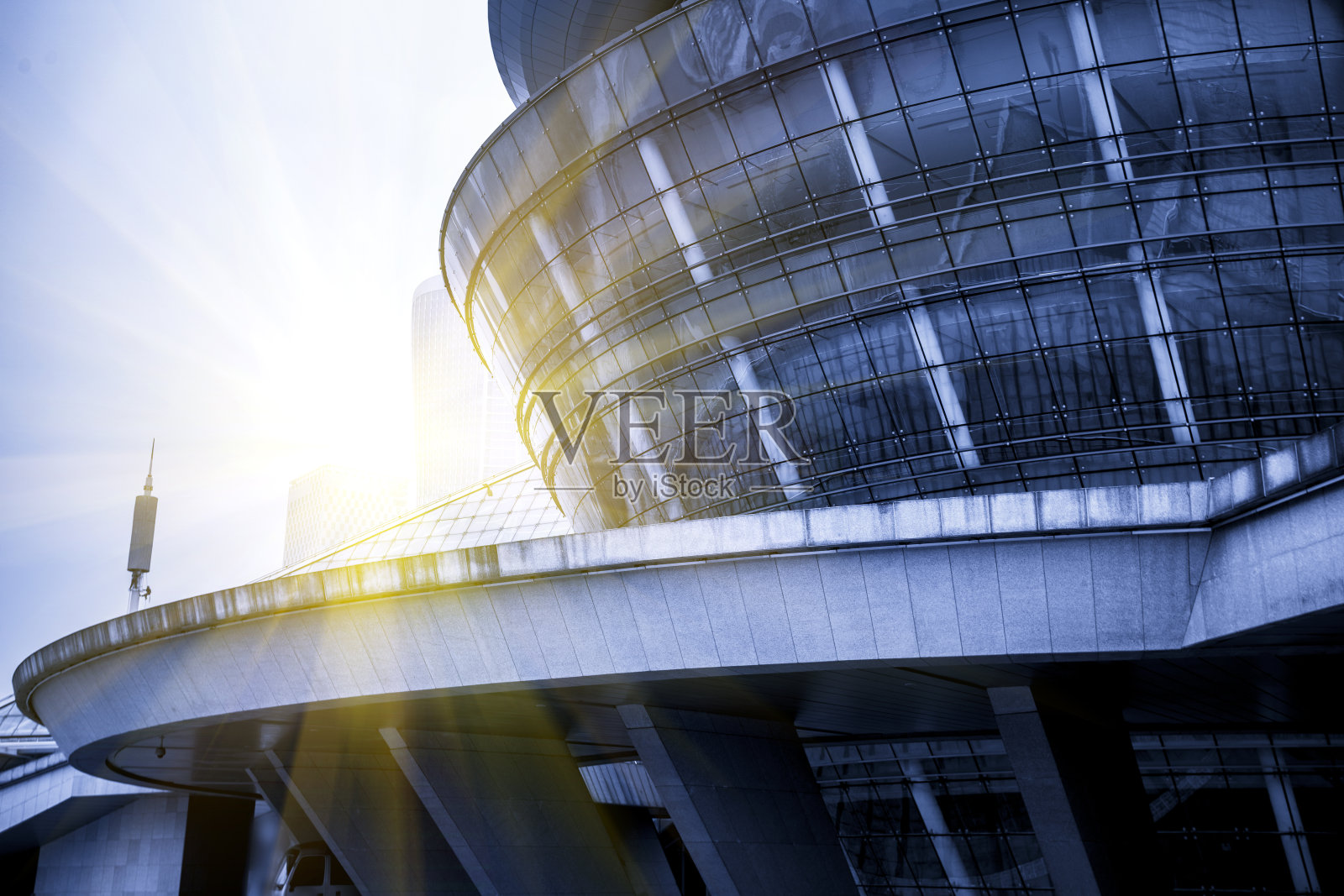 蓝色背景的现代办公大楼照片摄影图片