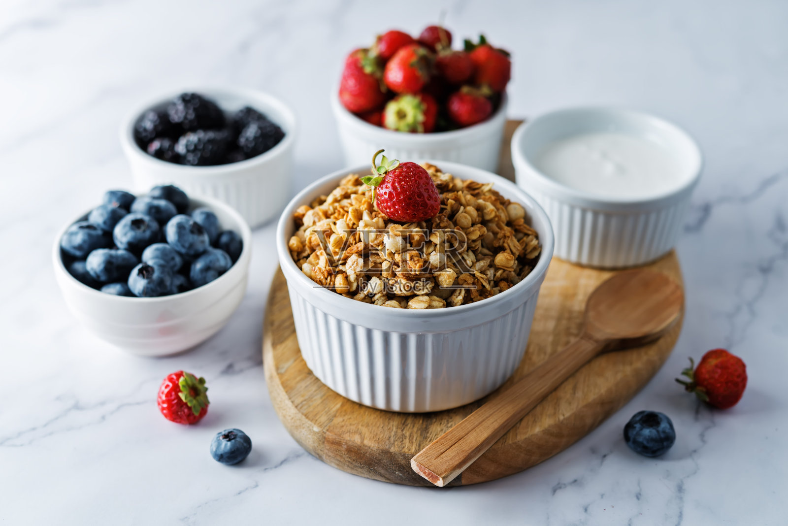 果仁、燕麦燕麦卷和浆果放在碗里照片摄影图片