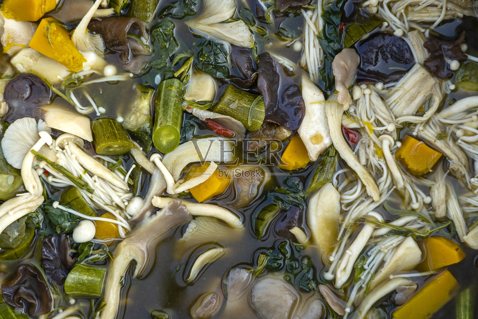 大锅煮蘑菇汤，泰式食物。泰国当地市场的街头小吃，特写照片摄影图片