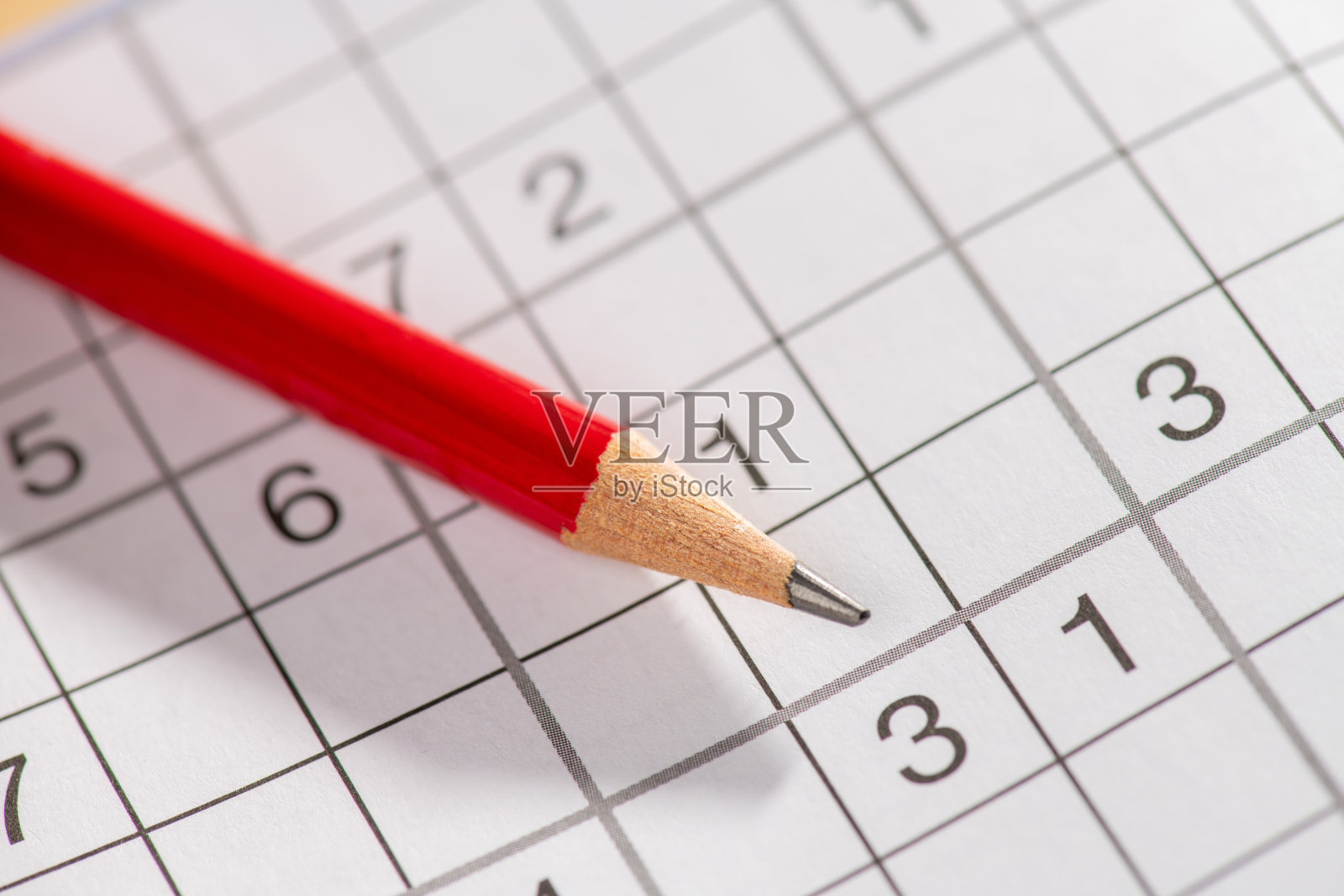 红铅笔躺在填字游戏上照片摄影图片