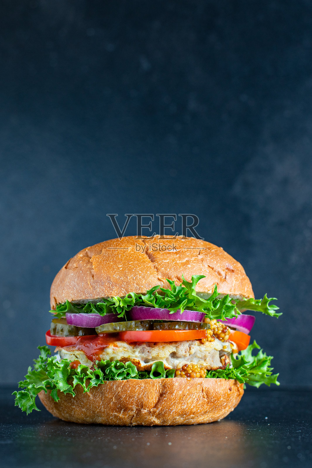 汉堡，美味的烤肉排，三明治和蔬菜，食用大小有机健康的东西，自然产品部分俯视图的地方文本复制空间照片摄影图片