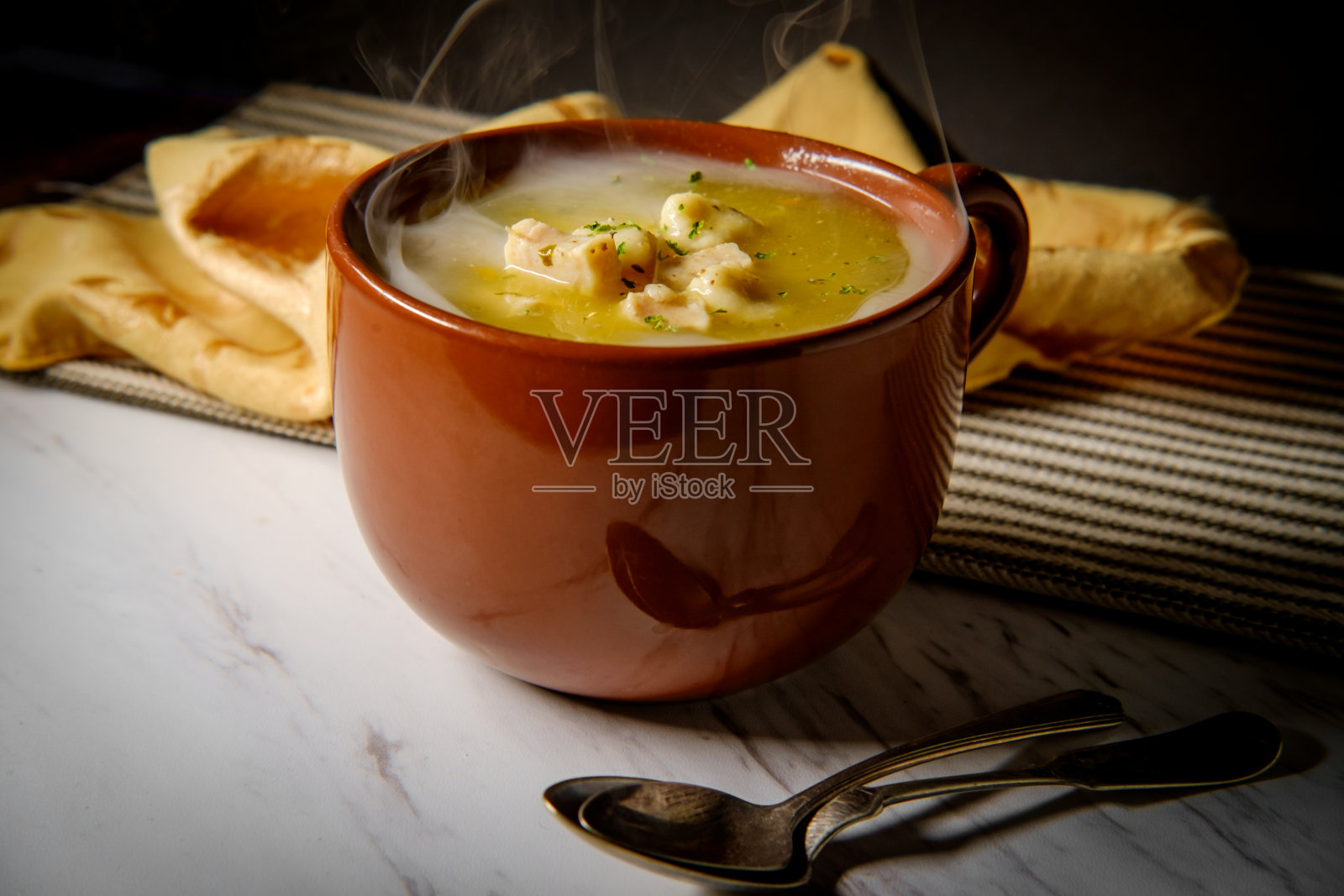鸡肉饺子汤照片摄影图片