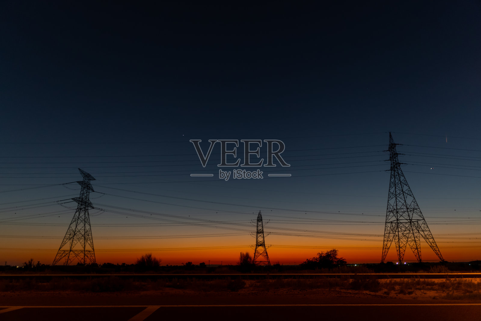 日落时分的电力线路和电塔照片摄影图片