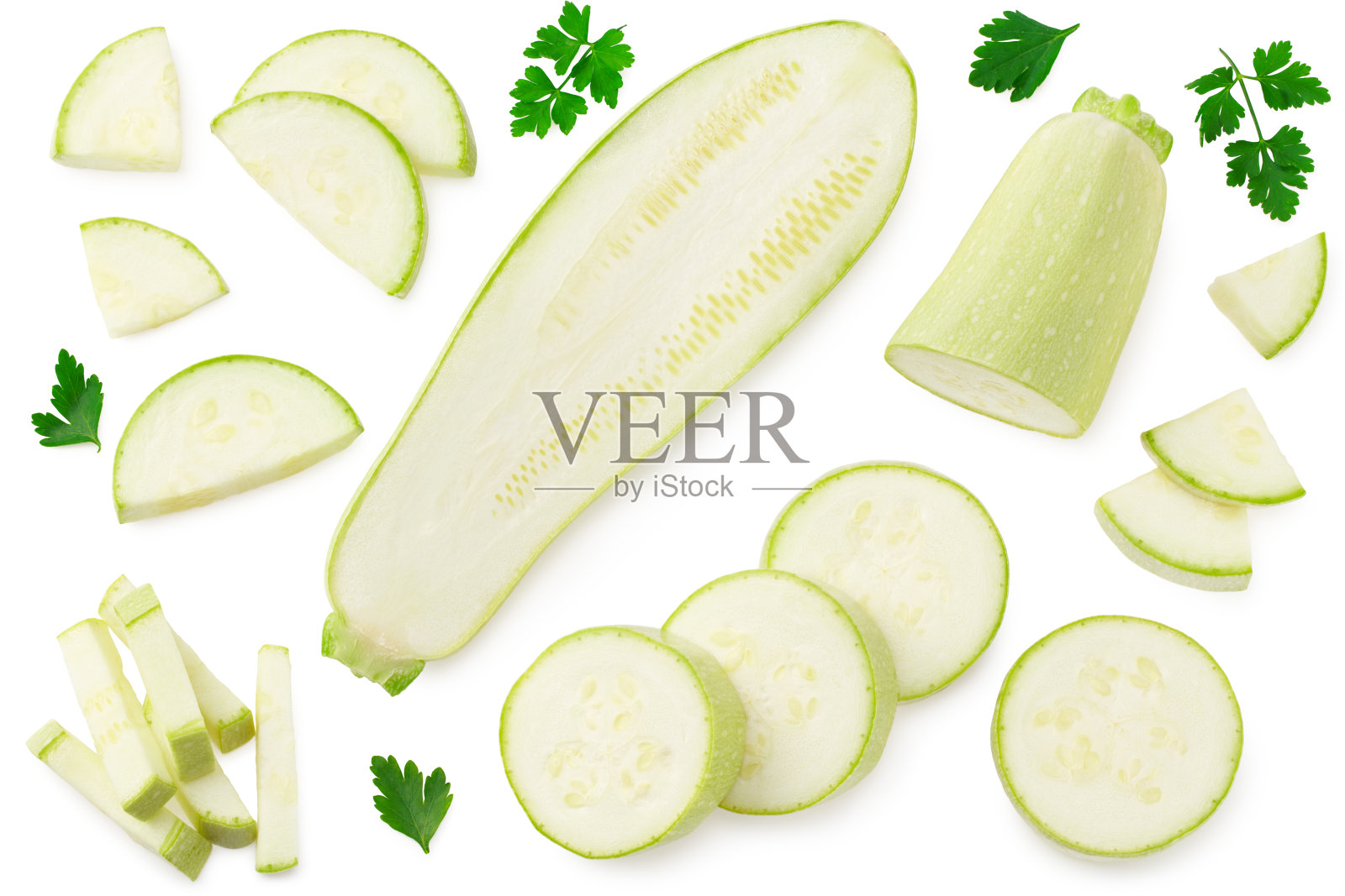 新鲜的绿色西葫芦或西葫芦切片和欧芹分离在白色背景上。俯视图照片摄影图片