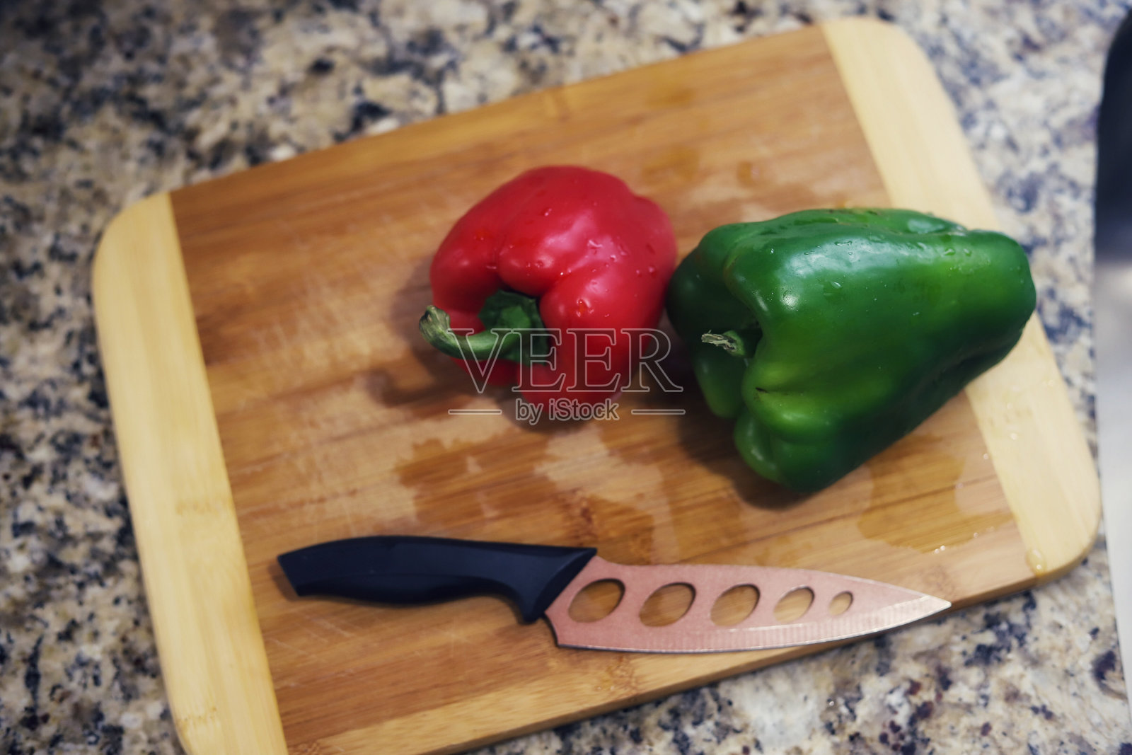厨房木砧板上的红绿有机甜椒照片摄影图片