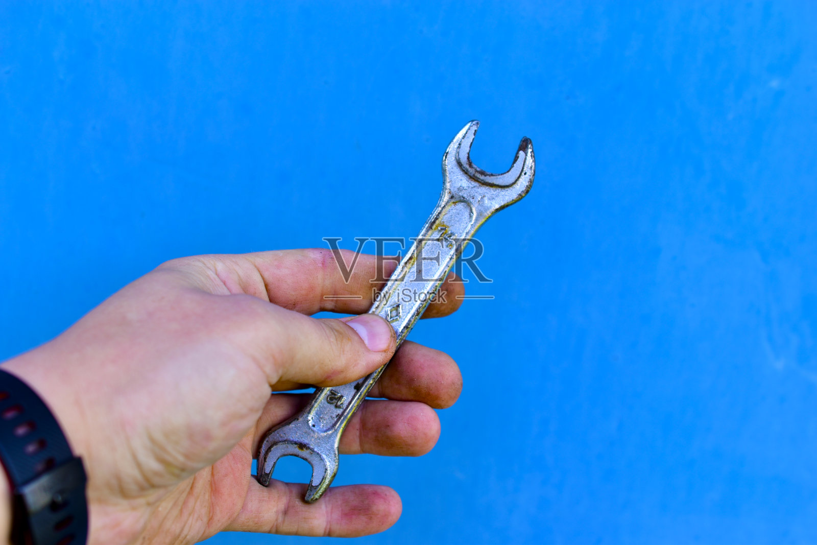 铁角帽扳手在一个蓝色的背景照片摄影图片