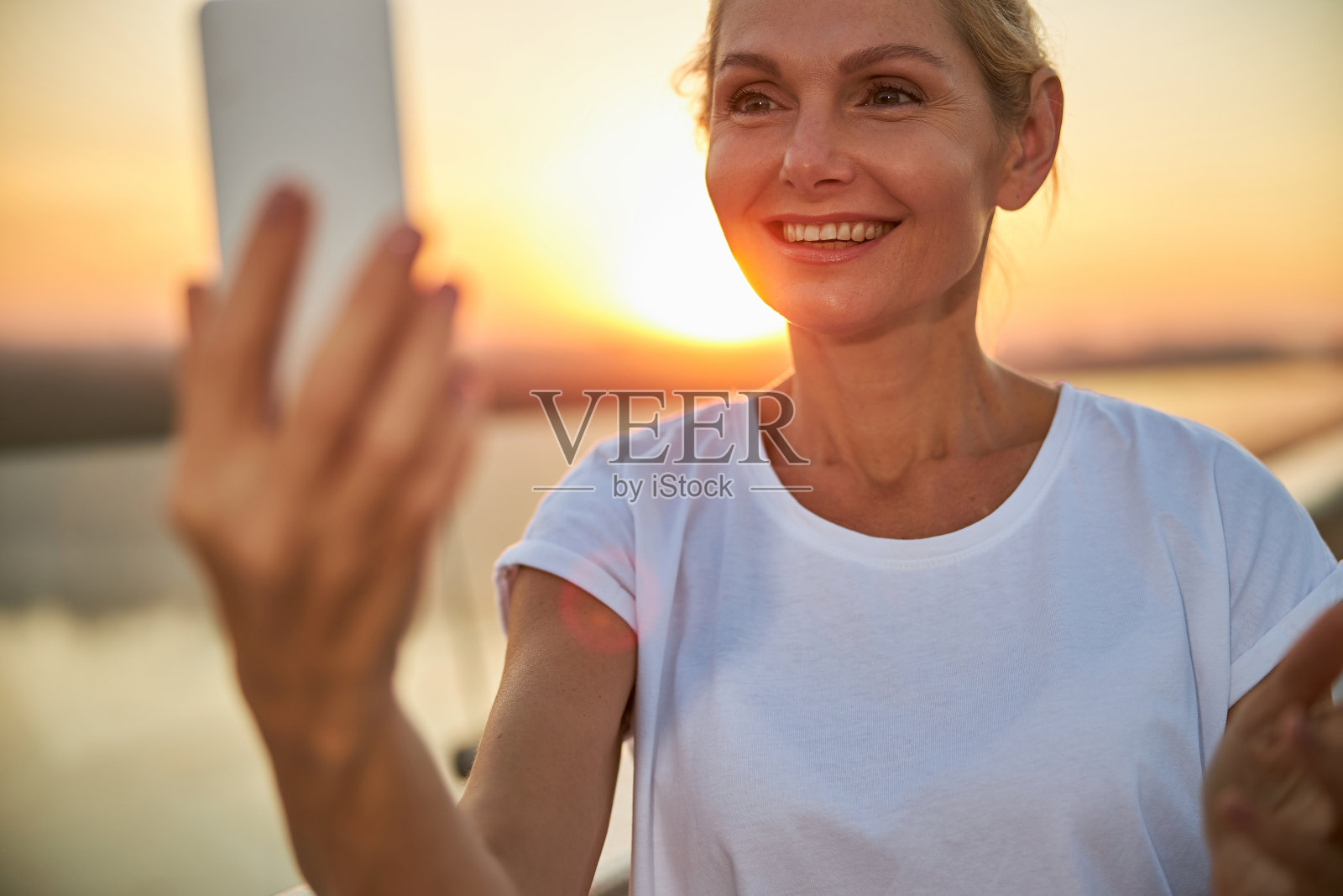 快乐的女人在晚上自拍照片摄影图片