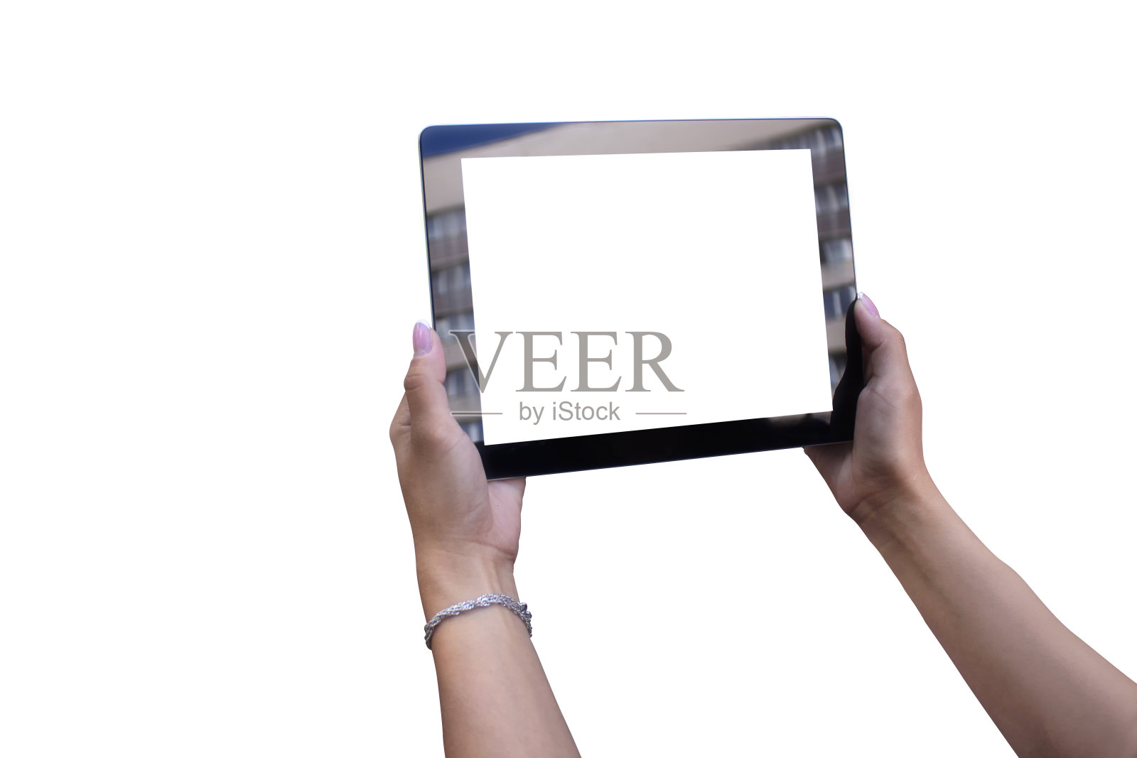 女孩与美丽的指甲持有一个模型的黑色平板特写孤立在一个白色的背景。照片摄影图片