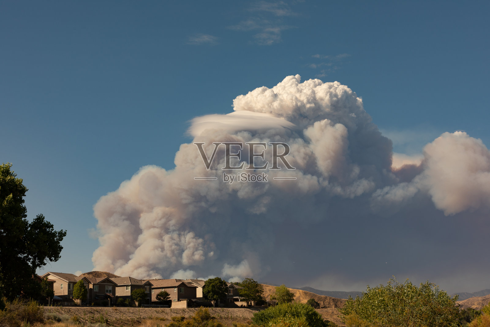 住宅火灾照片摄影图片