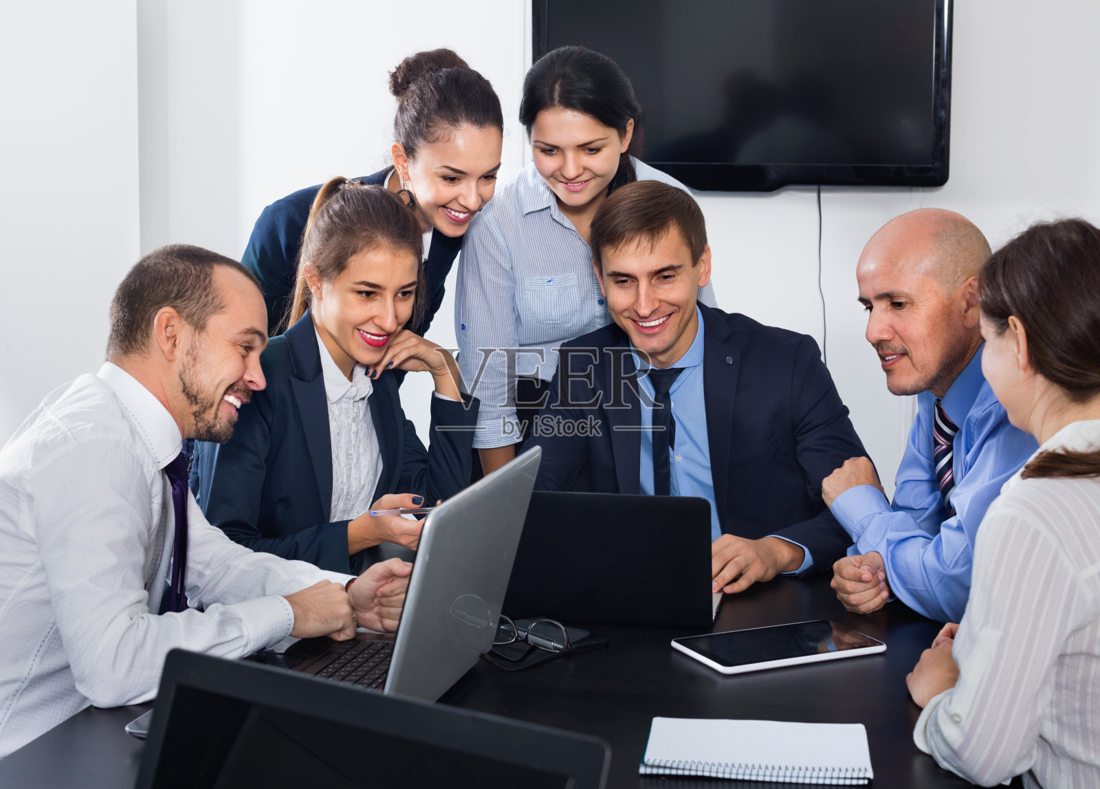 团队在休息时间分享项目想法照片摄影图片