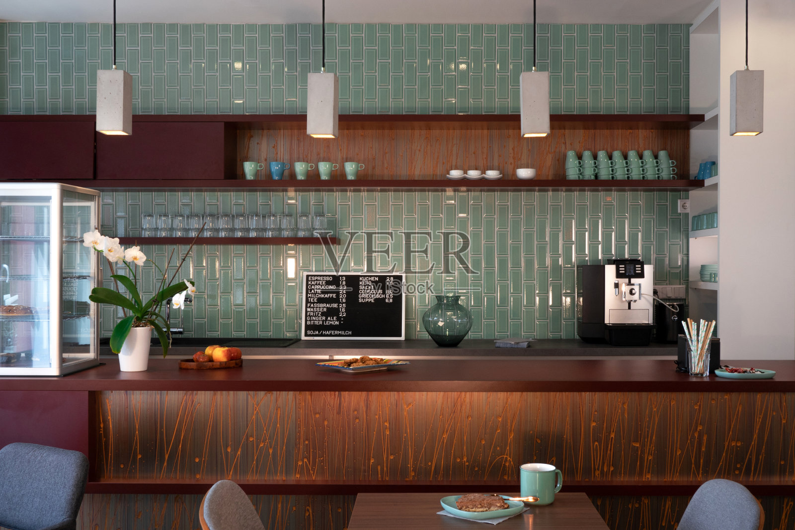 现代复古咖啡室内与绿色瓷砖墙背景照片摄影图片