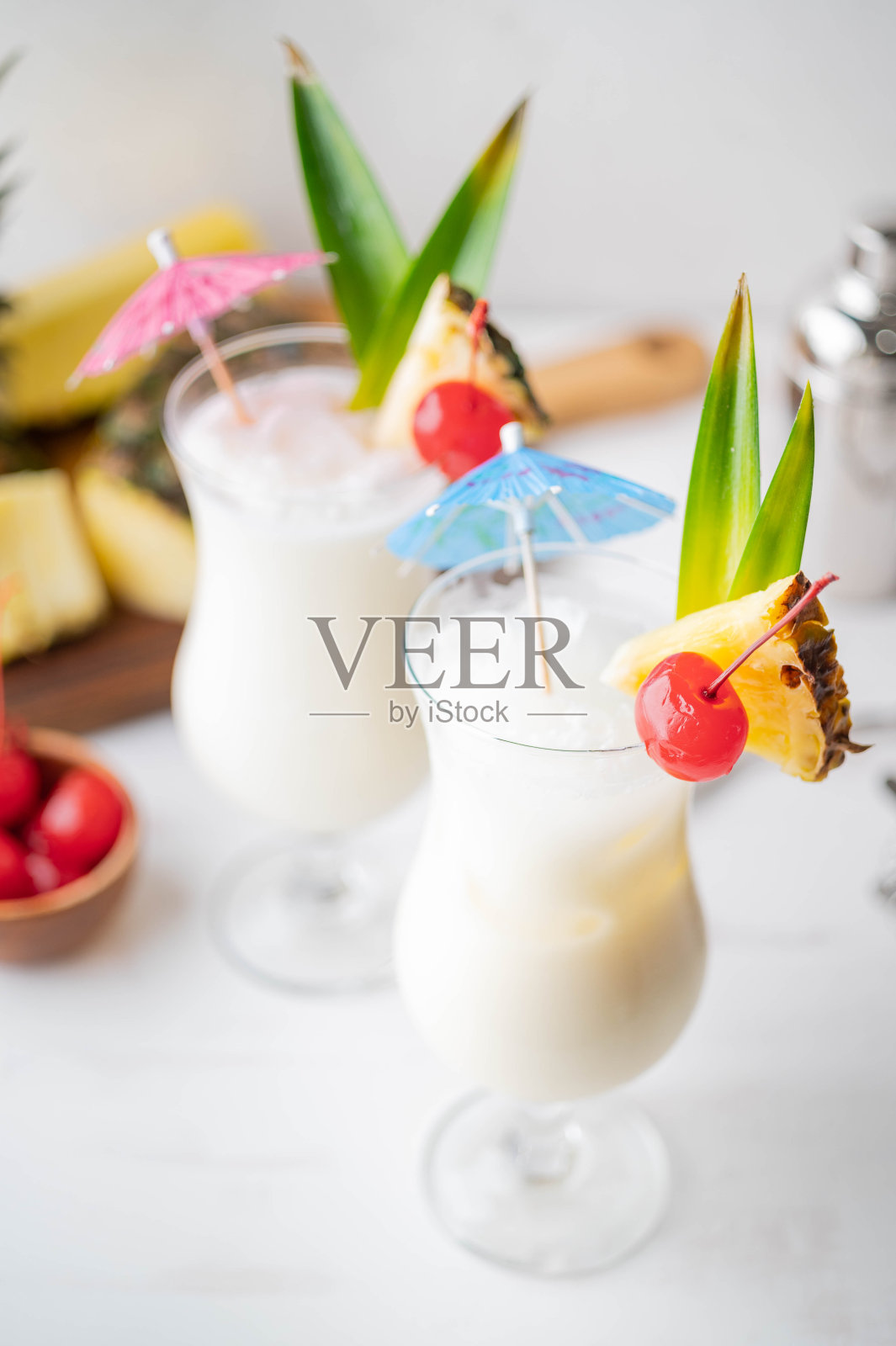 冰冻和普通的菠萝朗姆酒搭配菠萝照片摄影图片