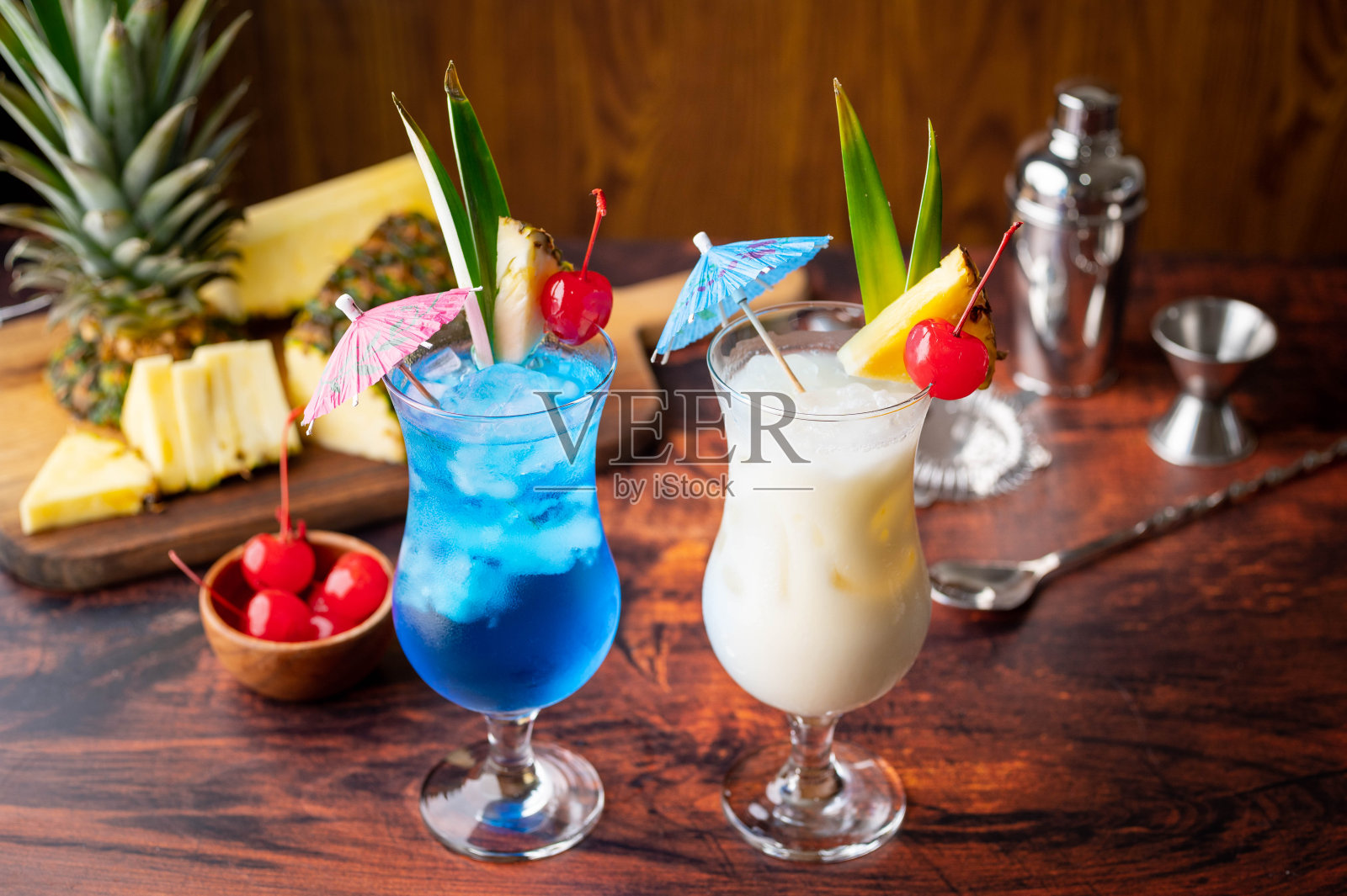 夏日鸡尾酒，菠萝朗姆酒和蓝色夏威夷照片摄影图片