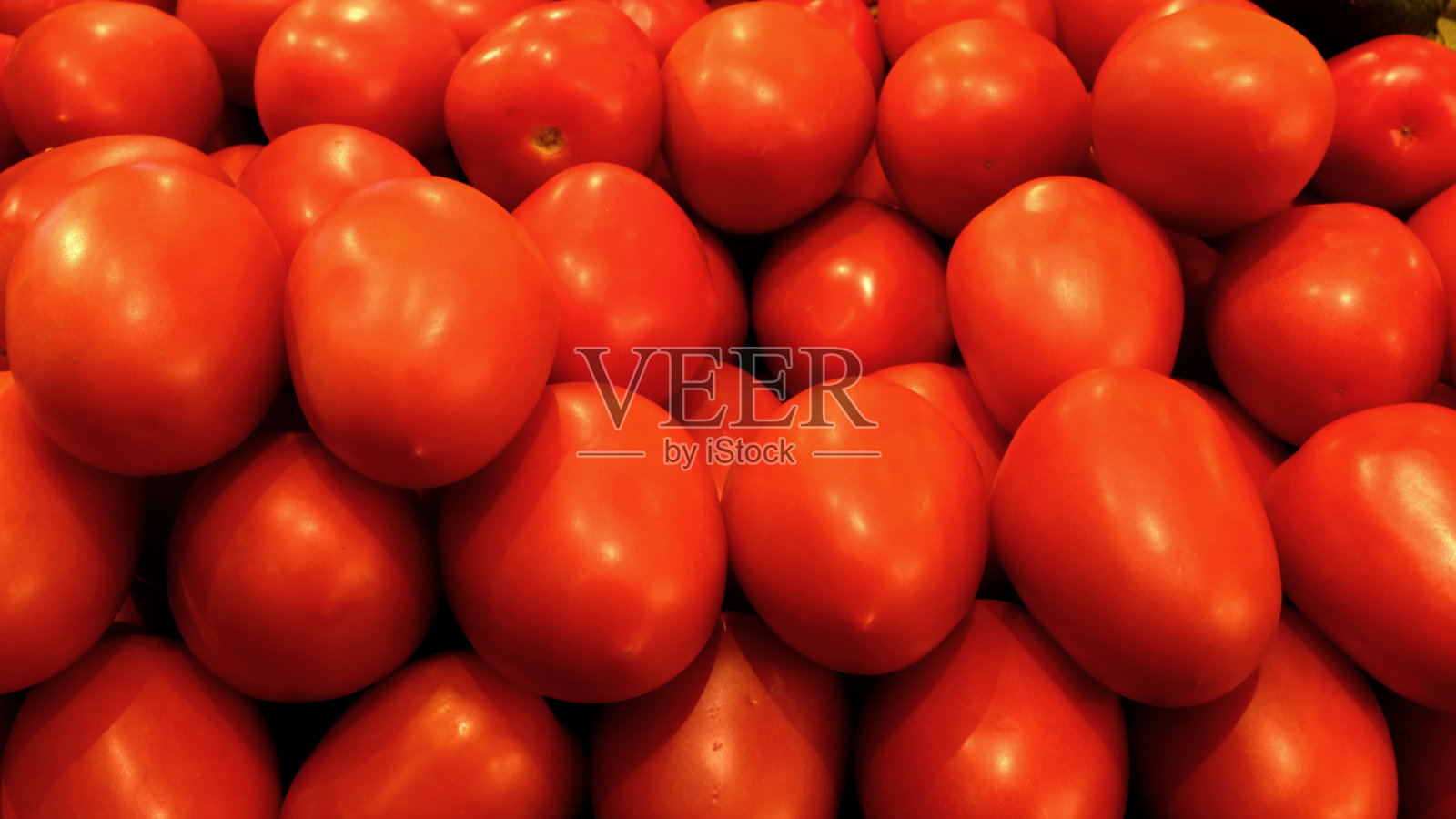 市场上新鲜成熟的西红柿照片摄影图片