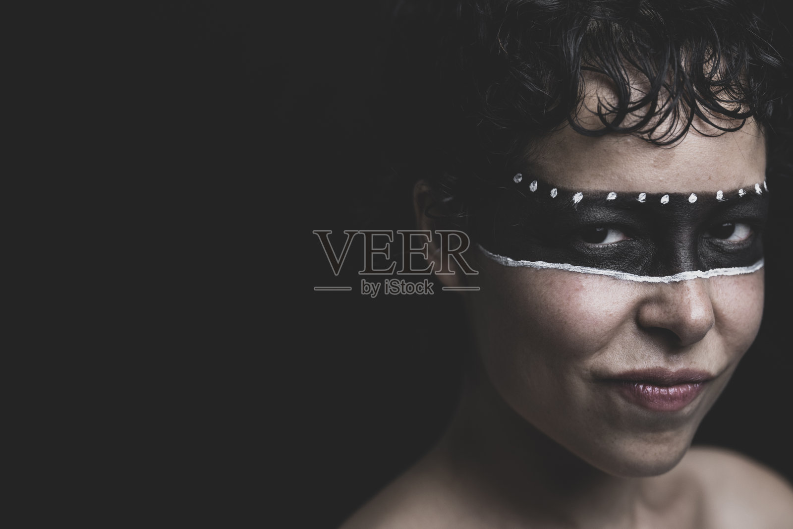 一个戴着黑色面具的女孩的肖像照片摄影图片