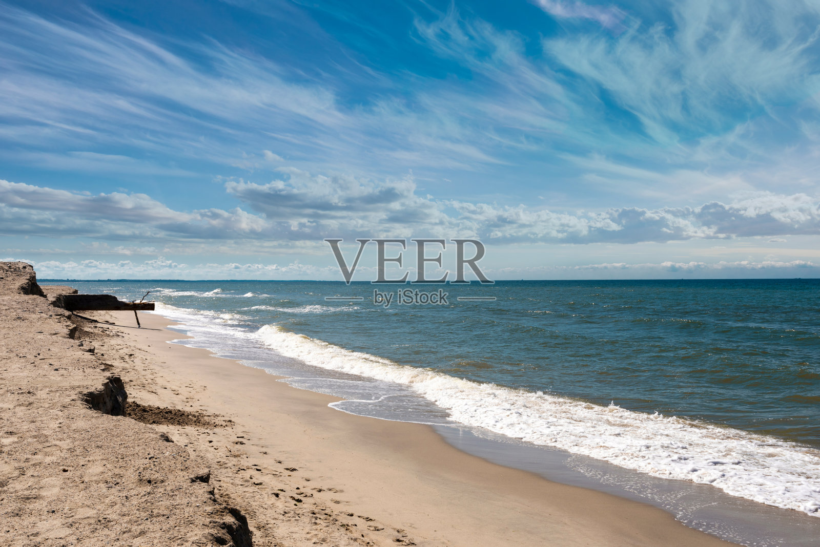 海岸线一直延伸到远方，夏天有大海和沙滩照片摄影图片