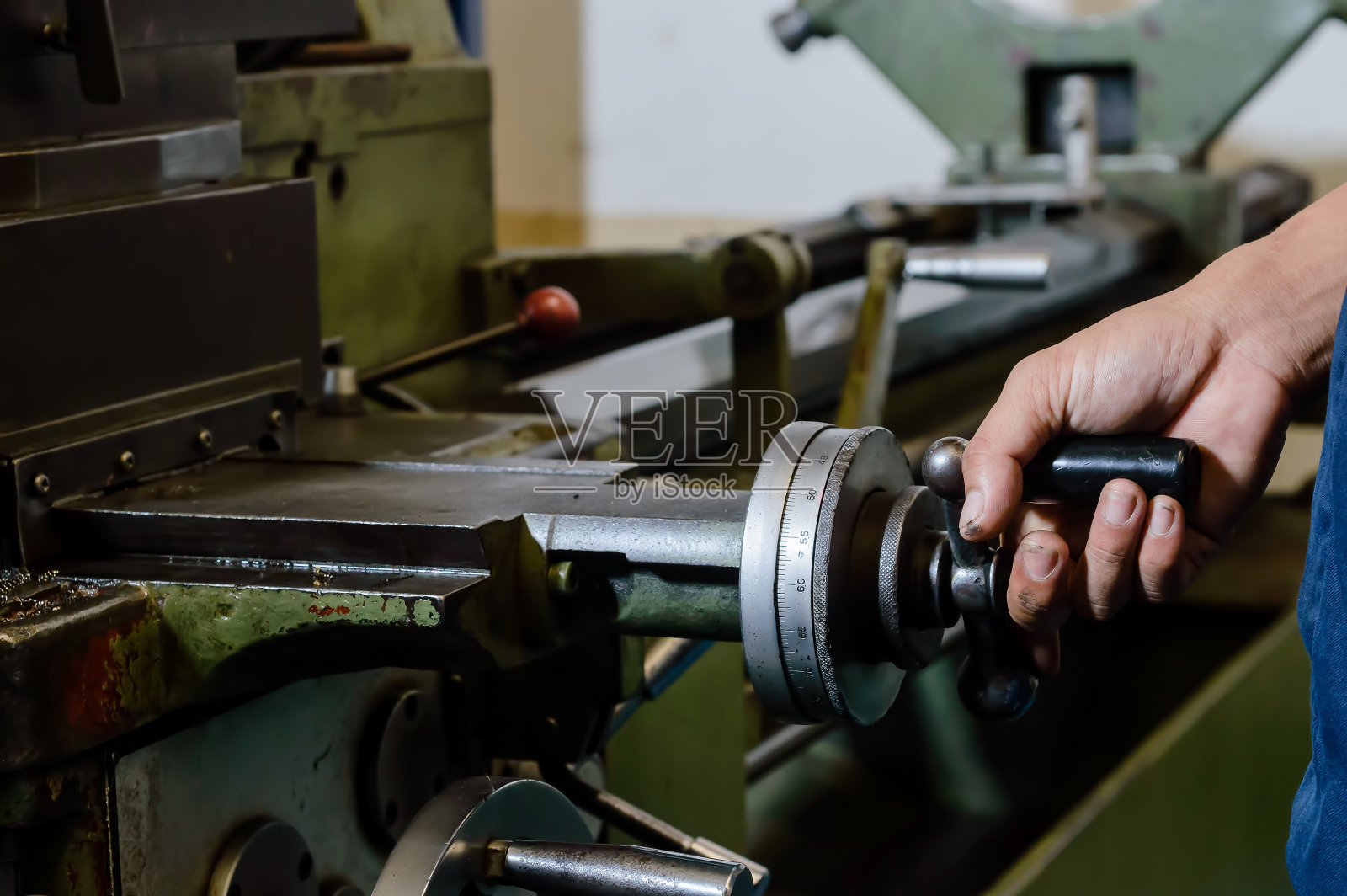 工人手动控制机器照片摄影图片