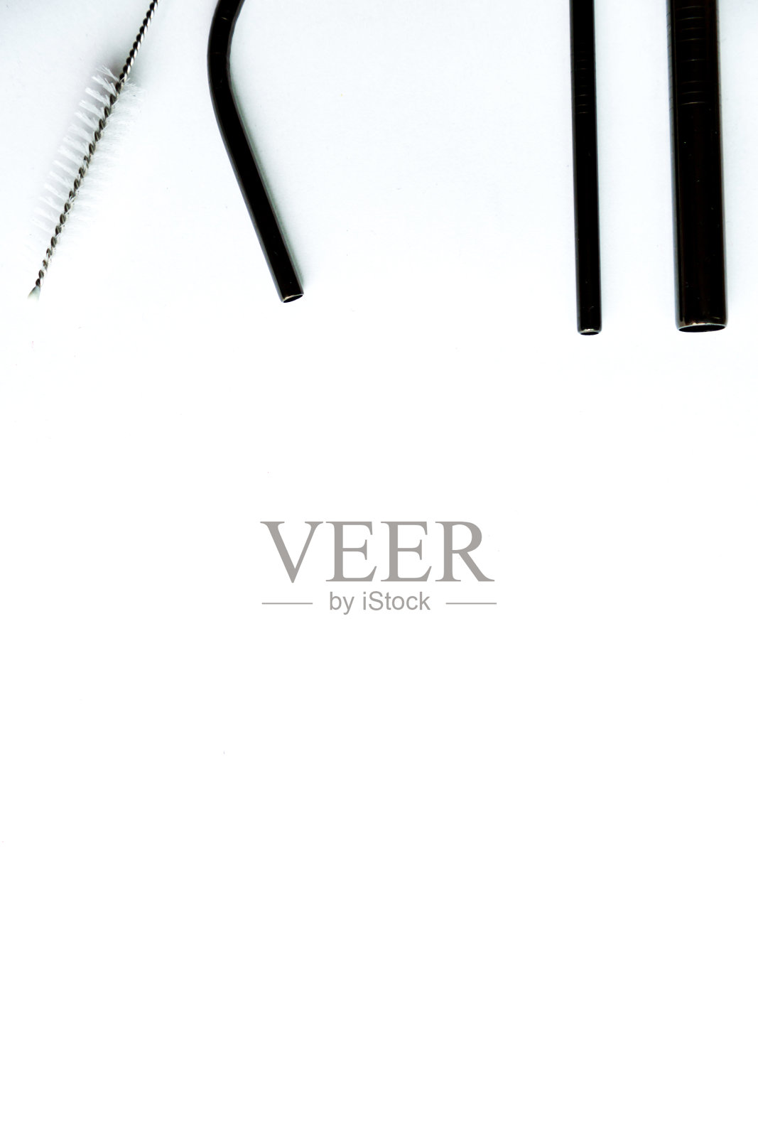 白色背景的黑色金属可重复使用的饮料吸管照片摄影图片