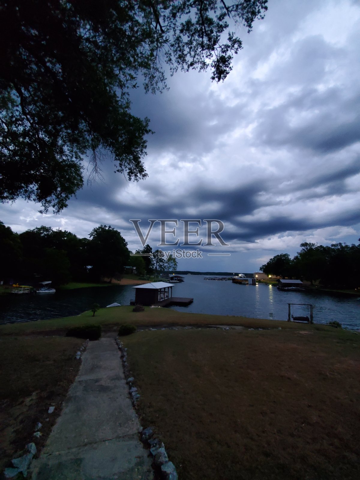 前方的道路充满风雨照片摄影图片