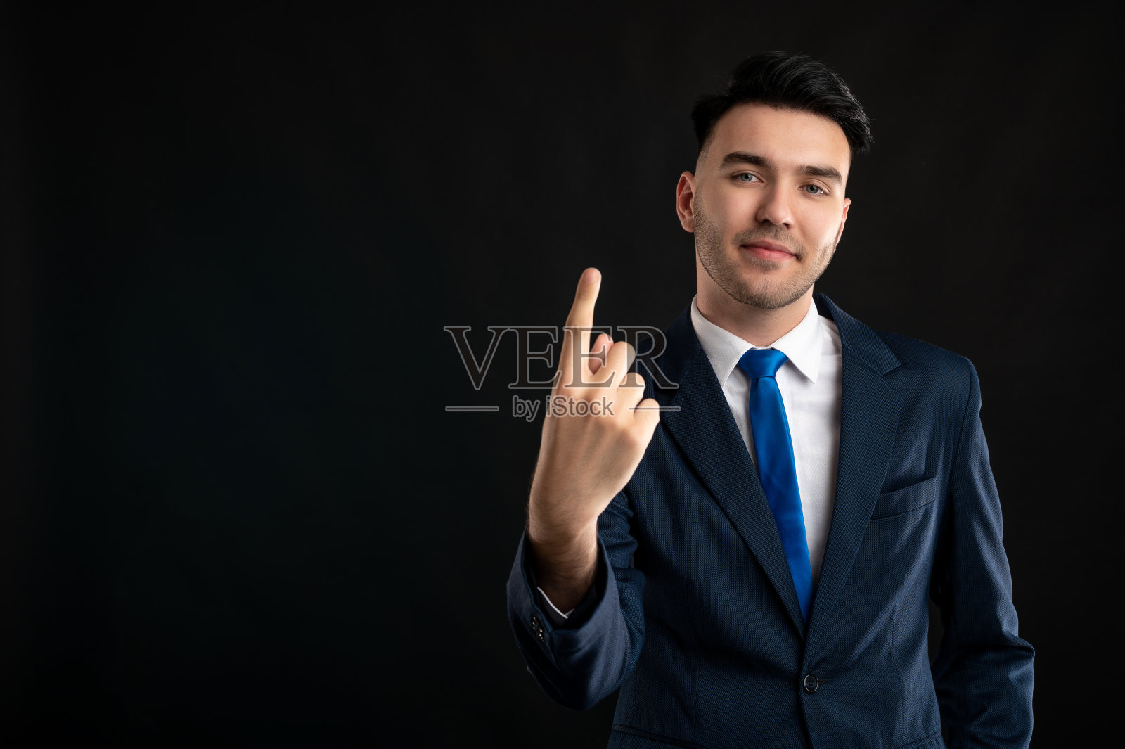 一个穿着蓝色西装打着领带的商人的肖像显示的是一号照片摄影图片