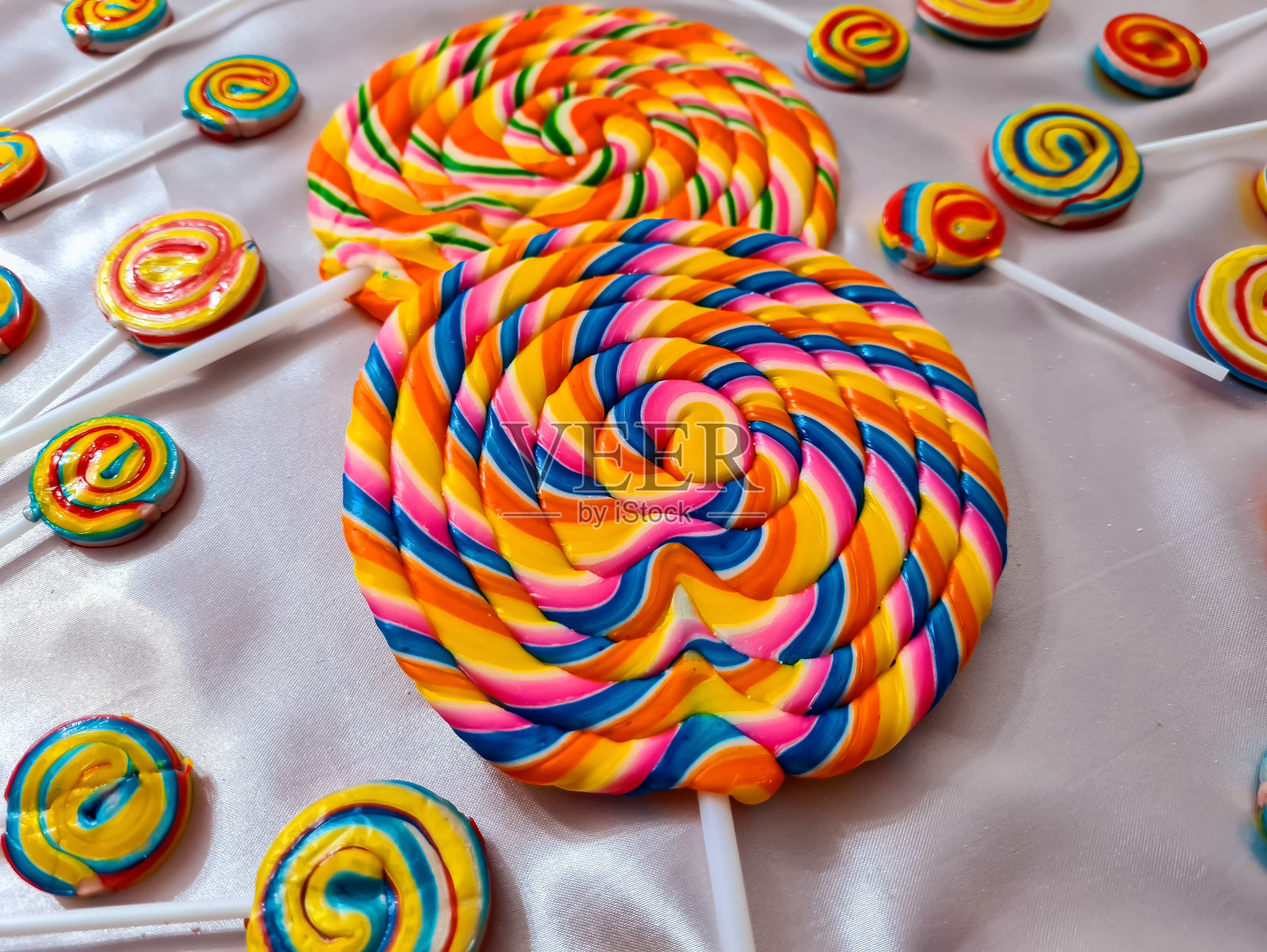 五颜六色的棒棒糖，大的小的照片摄影图片