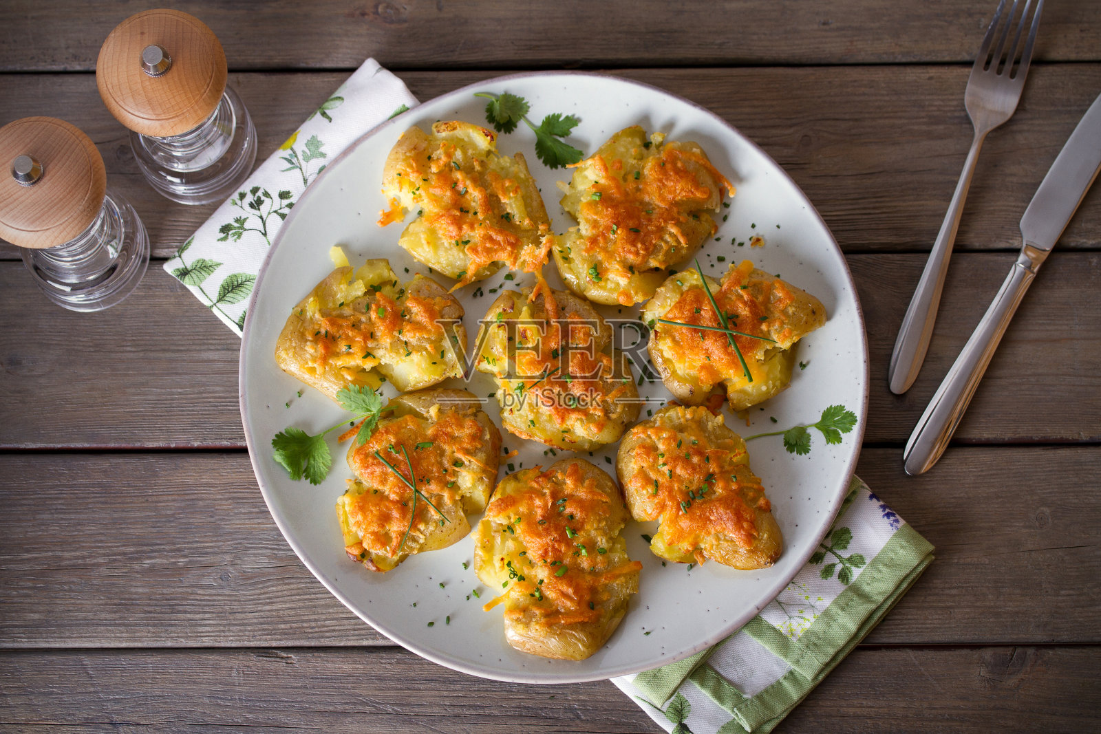 用大蒜黄油和奶酪捣成的小土豆照片摄影图片