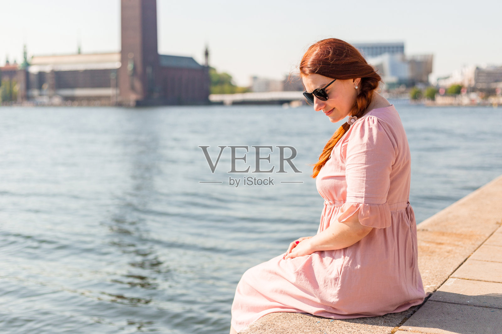 背后的年轻姜女看着平静的大海，旅行和积极的生活理念。本空间照片摄影图片